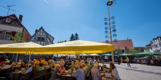 Die Maihocketse findet traditionell auf dem Sindelfinger Wettbachplatz statt.